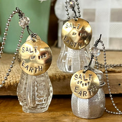 vintagesaltshakernecklaceshand